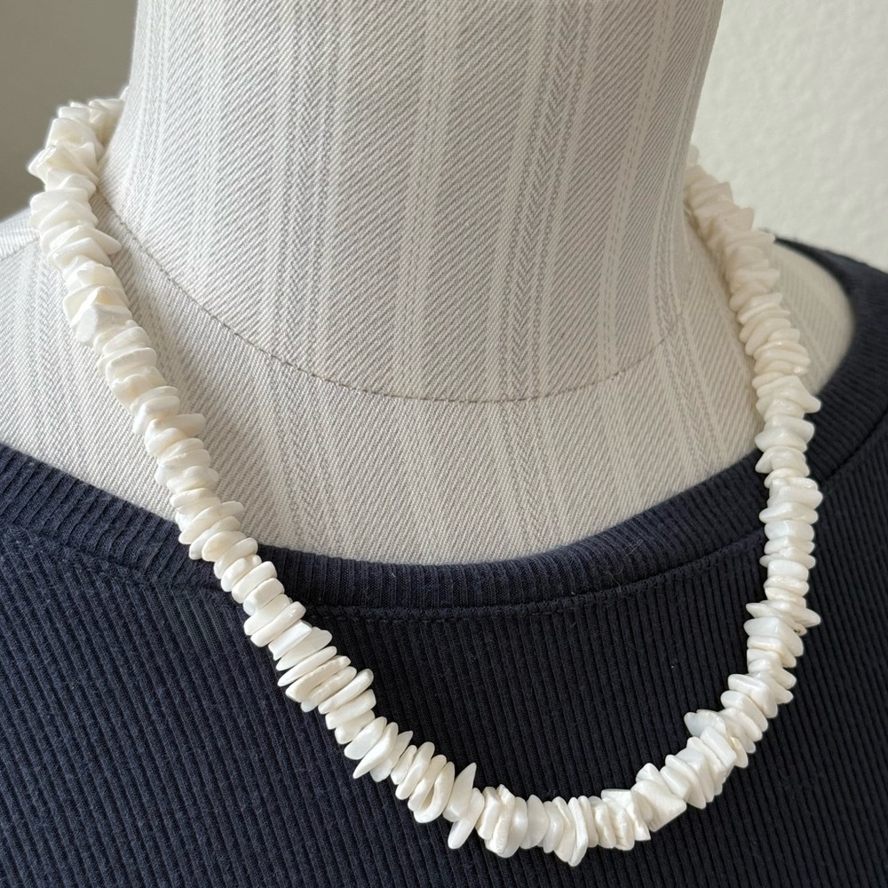 Vintage White Puka Shell Chip Necklace with Barrel Clasp 18” - Picture 2 of 8